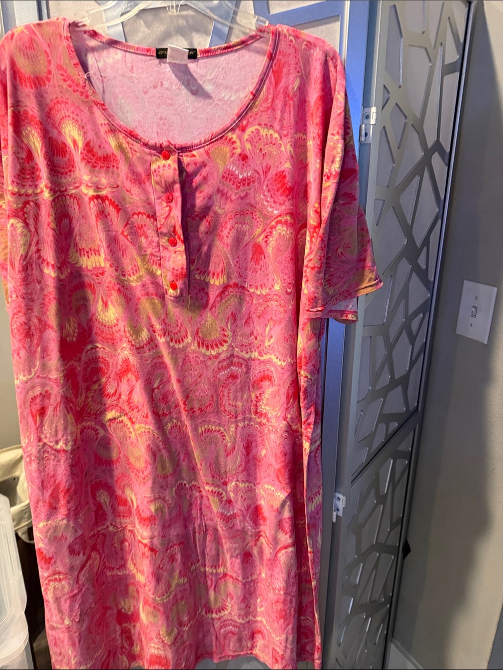 Casual Pink Printed Short-Sleeve Nightgown with Scoop Neck